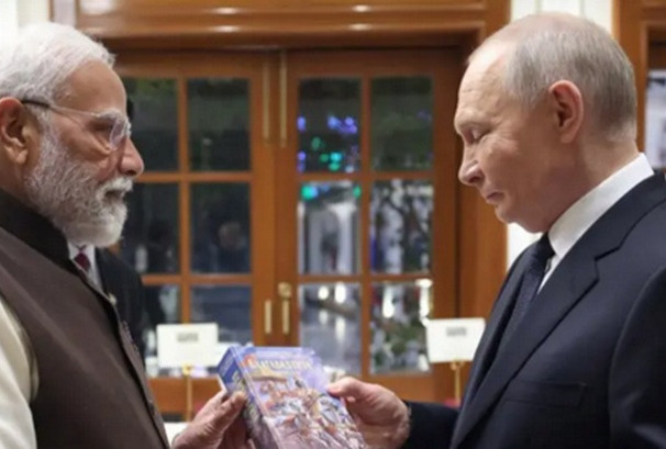 मोदीले पुटिनलाई दिए रुसी भाषामा अनुवाद गरिएको भागवत गीता उपहार