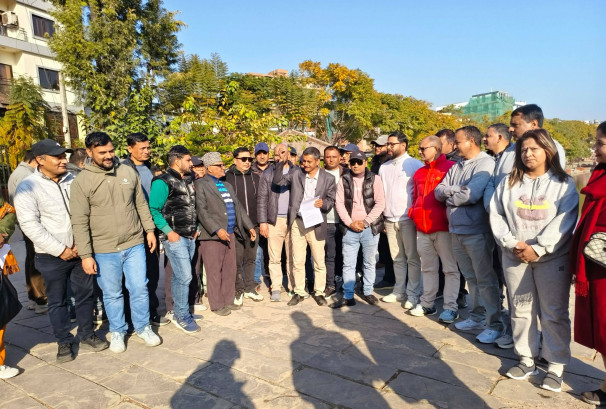 चुनाव हुने भएपछि सेयर लगानीकर्ताको पोलिटिकल मूभ: 'हाम्रो मुद्दाको झोला बोकिदिनुस्, बदलामा तपाईको झण्डा बोक्छौं'