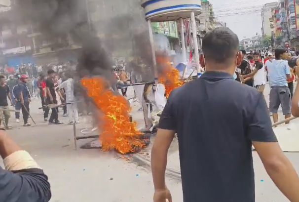 चर्कियो जेनजी आन्दोलन: देउवा र लेखकको घरमा आगजनी, कांग्रेस-एमाले पार्टी कार्यालयमा तोडफोड