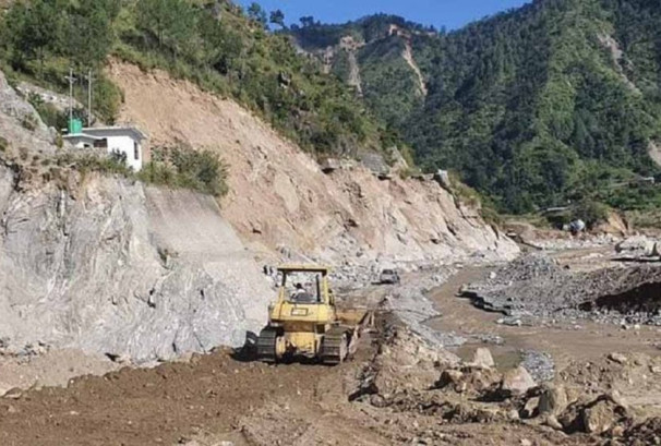 पहिरो हटेपछि सडकमा यातायात सञ्चालनमा, कतै भने एकतर्फी मात्रै