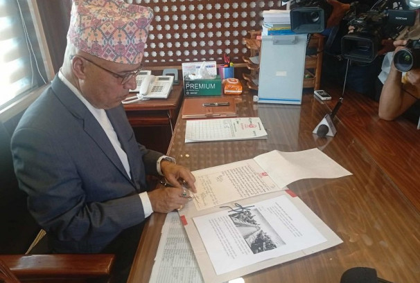 डा. रामेश्वर खनाल : “माननीय नभन्नु, चालक मात्र चाहिन्छ”