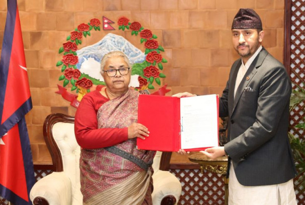 चुनाव नजिकिँदै जाँदा सरकारमा हलचल, सञ्चारमन्त्री खरेल बाहिरिए