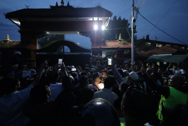 जंगीअड्डामा दिनभर प्रधानमन्त्री माग्नेको लर्को, सेनाले माइकिङ गरेर भन्यो-'आज घर जानुस्, भोलि आउनुहोला'