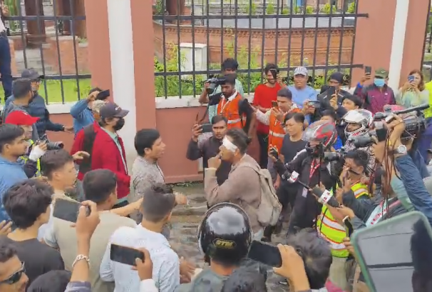 'असली जेन-जी को' भन्ने विवादले जंगी अड्डाबाहिरका युवाबीच हात हालाहाल