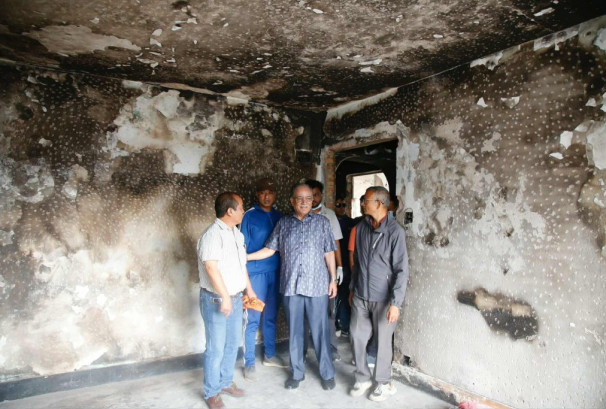 सेनाको सुरक्षाबाट बाहिर निस्किए प्रचण्ड, खण्डहर बनेको पार्टी कार्यालयको अवलोकन