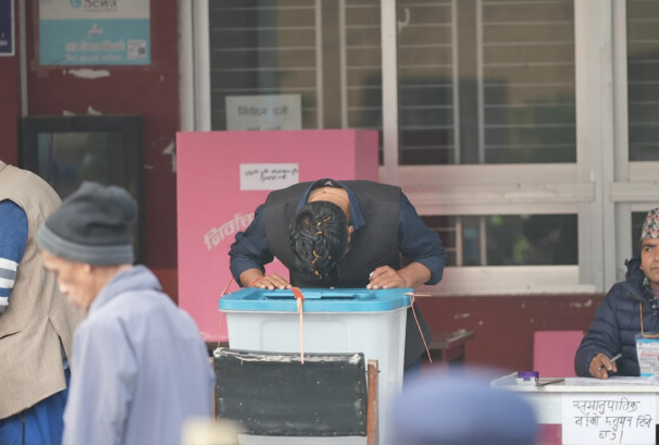 नेता तथा उम्मेद्वारहरु धमाधम मतदान गर्दै(फोटो फिचर)