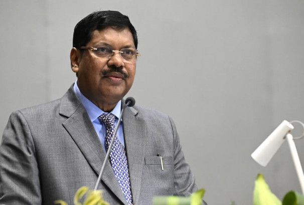 भारतमा सर्वोच्च अदालतको इजलासभित्रै प्रधानन्यायाधीश गवईमाथि जुत्ता प्रहार