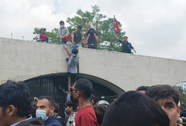 कफ्र्यू लगाउँदा समेत जेनजी नरोकिएपछि बानेश्वरमा सेना परिचालन