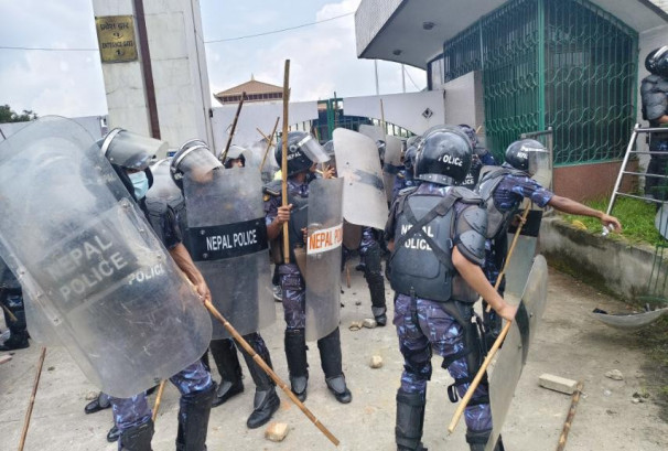 २० बढीको निर्मम हत्या भएपछि प्रमुख नेताहरुको घरमा तोडफोड र आगजनी