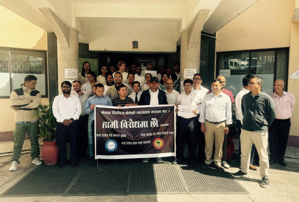 अर्थमन्त्रीलाई टेरेनन् सेबोनका कर्मचारीले, आज कुरा नमिले भोलिदेखि अध्यक्षलाई कार्यालय आउन नदिने