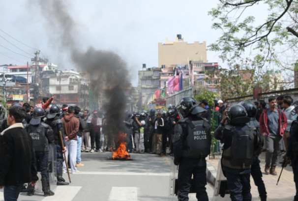 काठमाडौं बबरमहल क्षेत्रमा झडप, एमाले प्रदर्शनले माइतीघरमा पनि तनाव