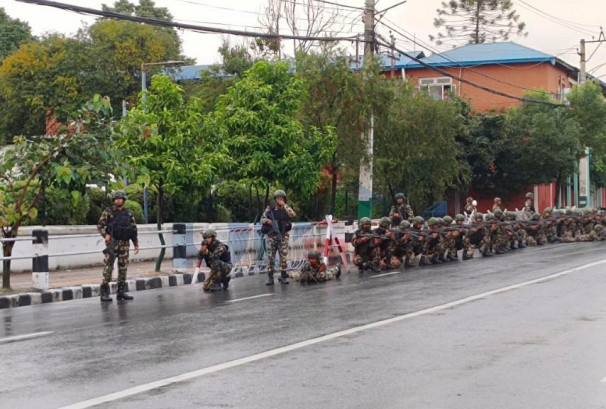 शितल निवास अगाडि सेनासँग कुलमानका समर्थकको लफडा, प्रदर्शनकारी ताक्दै एक्सन लिए सिपाहीले(फोटो फिचर)