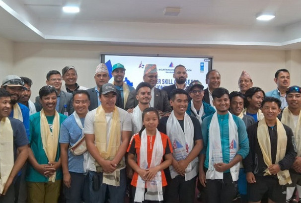 सुदूरपश्चिमको अपि हिमाल प्रवर्द्धनका लागि बेस क्याम्पमा प्रशिक्षण र पहिलो पटक हिमाल आरोहण