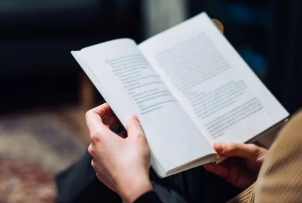 तालिबानले हटायो विश्वविद्यालयबाट महिलाले लेखेका पुस्तक