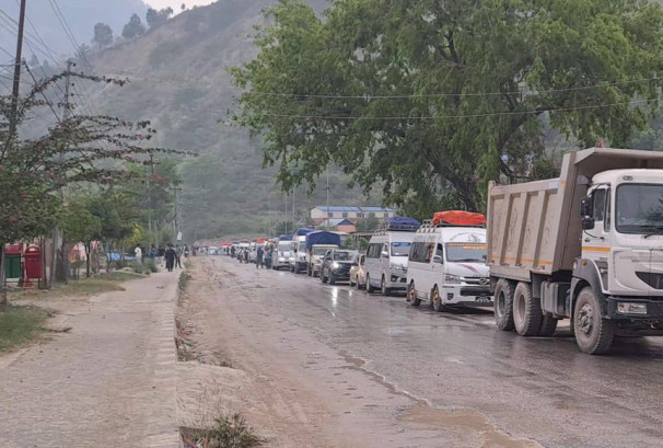 मध्यपहाडी, बीपी र कोशी राजमार्गमा पहिरो, यातायात अवरुद्ध