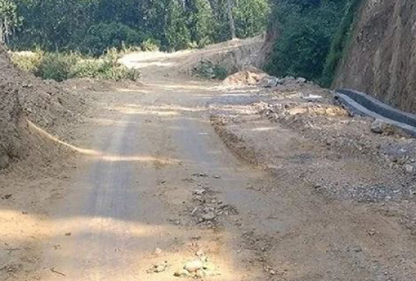 चित्लाङ यात्रा गर्नेहरूलाई सास्ती, सडक १४ दिन पूर्ण बन्द
