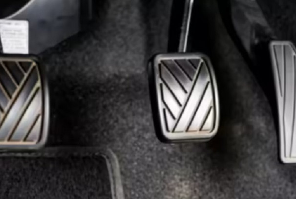 कार रोक्न पहिले क्लच थिच्नुपर्छ वा ब्रेक ? थाहा पाउनुहोस् सही तरिका