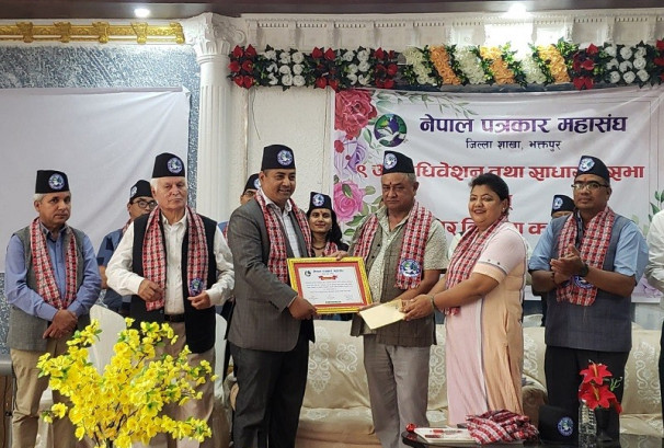 पत्रकार महासंघ भक्तपुरद्वारा पत्रकार दुवाल सम्मानित