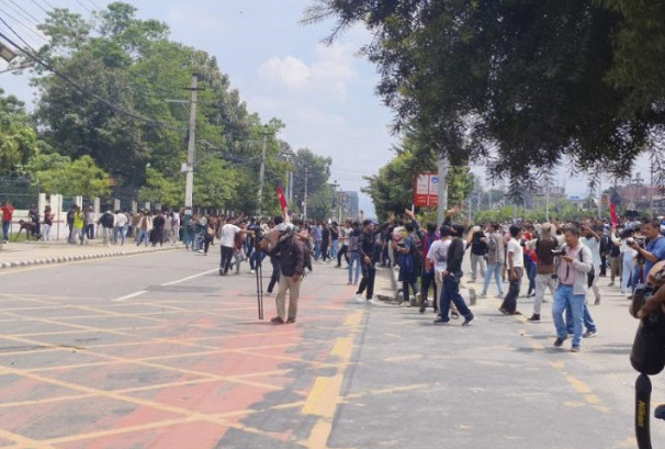 आजपनि संसद भवन अघि प्रदर्शन सुरु