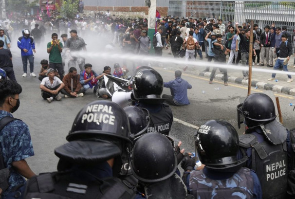 झापामा प्रहरीले गोली हान्यो, दुई युवा गम्भीर