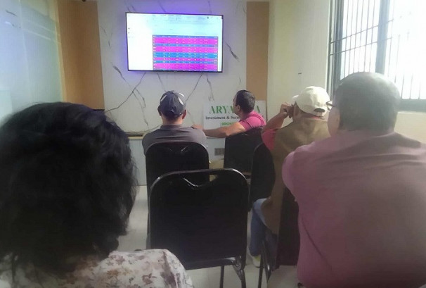 ग्राउण्ड जिरो: ब्रोकरहाउसमा १५ मिनेटको चर्चा, लगानीकर्ता भन्छन् ‘हटाए बजार बढ्छ’