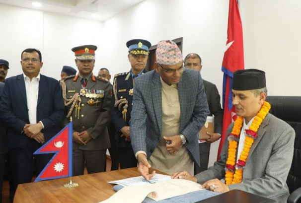 गृहमन्त्री अर्यालको पहिलो निर्णय: शहीद परिवारलाई एकलाख किरिया खर्च, राष्ट्रिय झण्डा आधा झुकाएर शोक मनाइने