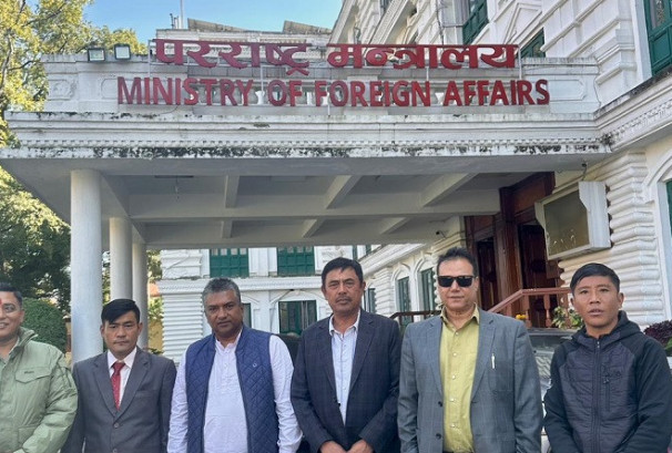 ल्हेन्दे खोलाको बाढीले ट्रक व्यवसायीलाई लाखौँको क्षति, चीनतर्फ रोकिएका कन्टेनर शीघ्र ल्याउन महासंघको माग