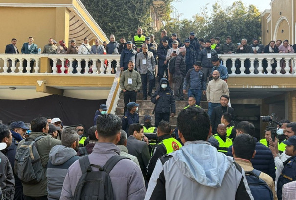 निजी बाउन्चर र प्रहरीको आडमा बलपूवर्क आयोजना गरियो सिनर्जी पावरको एजीएम, सभामा निषेध गरिएको लगानीकर्ताको गुनासो