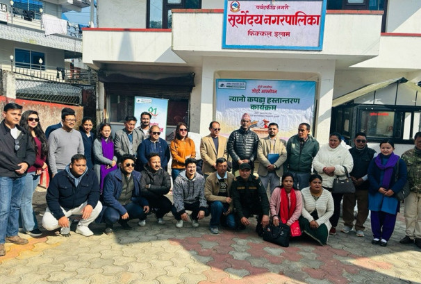 सांग्रिला डेभलपमेन्ट बैंकद्वारा इलामका बाढीपहिरो प्रभावितका लागि न्यानो कपडा हस्तान्तरण