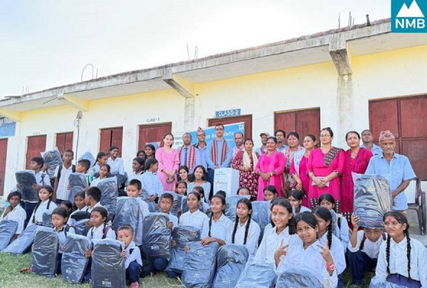 एनएमबि बैंकद्वारा अमर जैन विद्यालयमा स्कुल ब्याग र ह्वाटर डिस्पेन्सर हस्तान्तरण