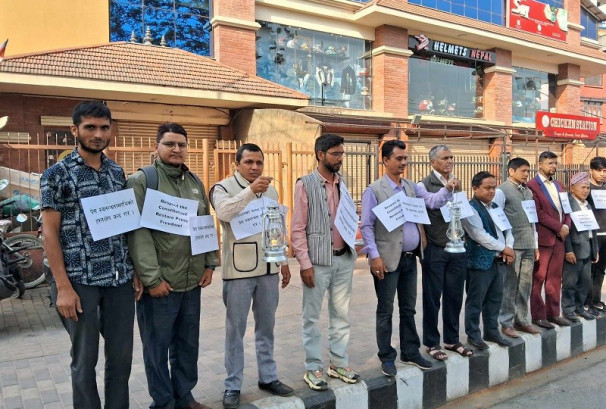 प्रेस स्वतन्त्रताको पक्षमा लालटिन बालेर प्रदर्शन