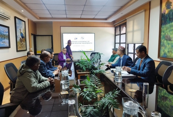 हिमाल आरोहीको सुरक्षाका लागि पर्यटन बोर्डद्वारा उद्धार सामग्री हस्तान्तरण