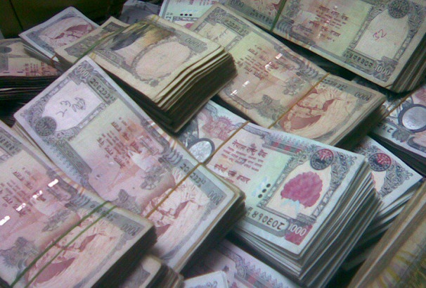 गाेंगबुमा स्रोत नखुलेको साढे ३ करोड नगद बरामद