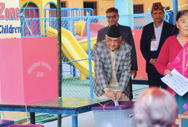 एमाले अध्यक्ष ओलीले बालकोटबाट गरे मतदान (तस्वीरहरू)