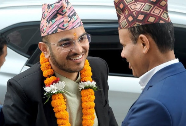 बीमा प्राधिकरण अध्यक्ष ओझाको बर्खास्ती रोक्न सर्वोच्चको अन्तरिम आदेश