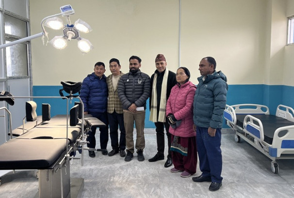 सिद्धार्थ बैंकद्वारा हरिवन नगर अस्पताललाई प्रसूति उपकरण हस्तान्तरण