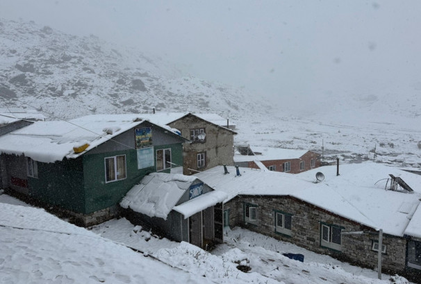 खुम्बु क्षेत्रमा असोजमै हिमपात, सयौं पर्यटक होटलमै रोकिए