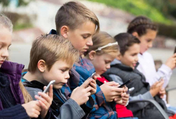 १६ वर्ष मुनिका बालबालिकाका लागि सामाजिक सञ्जाल प्रयोगमा प्रतिबन्ध लगाउने तयारीमा स्पेन