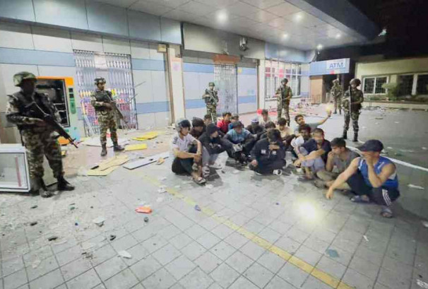 भाटभटेनीमा लुटपाट गर्ने ४ जना पक्राउ, २ लाख ३२ हजार डिल्लीबजारबाट बरामद