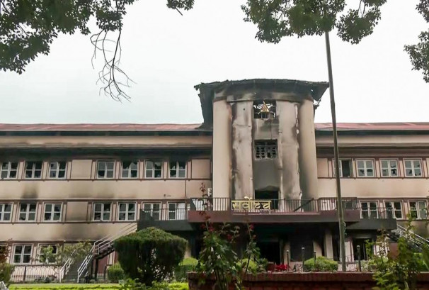 सर्वोच्च अदालतद्वारा नेपाल इन्भेष्टमेण्ट मेगा बैंकका सीईओ पाण्डे पक्राउ प्रकरणमा कारण देखाउ आदेश