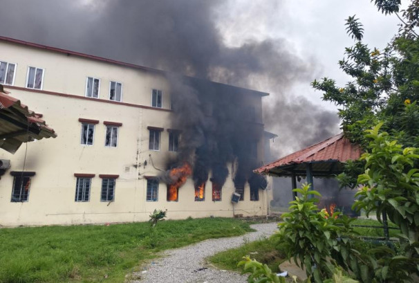 एमाले पार्टी कार्यालय तहसनहस: प्रहरी भेनमा आगो, ओलीको बैठक कक्ष जलेर खरानी