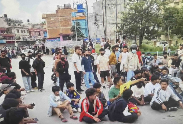 एमाले पार्टी कार्यालय घेर्न पुगे जेनजी, प्रहरीले रोकेपछि च्यासलको पुलमा बसेर नाराबाजी