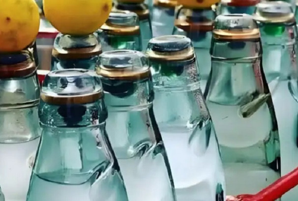 प्लास्टिकभन्दा सिसाको बोतल सुरक्षित ठान्नुहुन्छ भने होसियार, नयाँ अध्ययनमा फेला पर्यो चकित पार्ने खुलासा