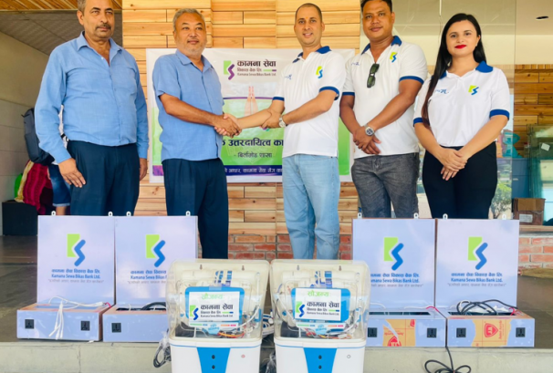 कामना सेवा विकास बैकद्वारा मेची आँखालाई वाटर प्यूरिफायर र मोबाइल चार्जिङ स्टेशन हस्तान्तरण