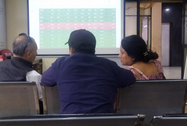 ग्राउण्ड जीरो: ब्रोकरहाउसमा फर्कियो रौनक, लगानीकर्ता भन्छन् ‘नियामकले माग पूरा गरे ३ हजार कट्छ ’