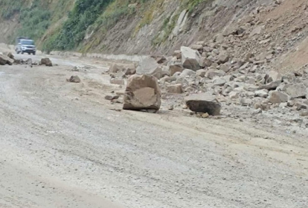 अरनिको राजमार्ग दुईतर्फी अवरुद्ध