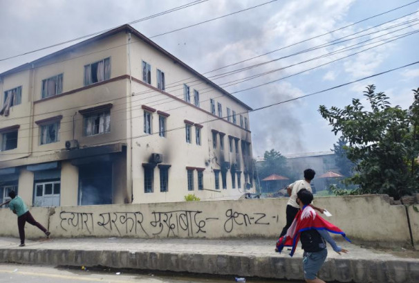 हेलिकप्टरबाट नेतालाई भगाउन थालियो, अधिकांशले बिहानै घर छाडेका थिए !