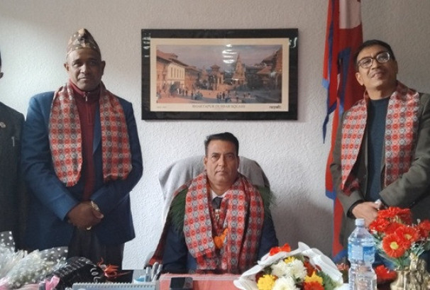 भक्तपुर उद्योग वाणिज्य संघका नवनिर्वाचित अध्यक्ष न्यौपानेद्वारा पदभार ग्रहण