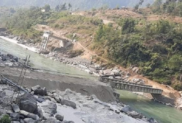 सुनकोशीमा पानी बढेपछि फोक्सिङटार र बङ्शिलाघाट बन्द, खोटाङको तराईसँगको सडक सम्पर्क विच्छेद
