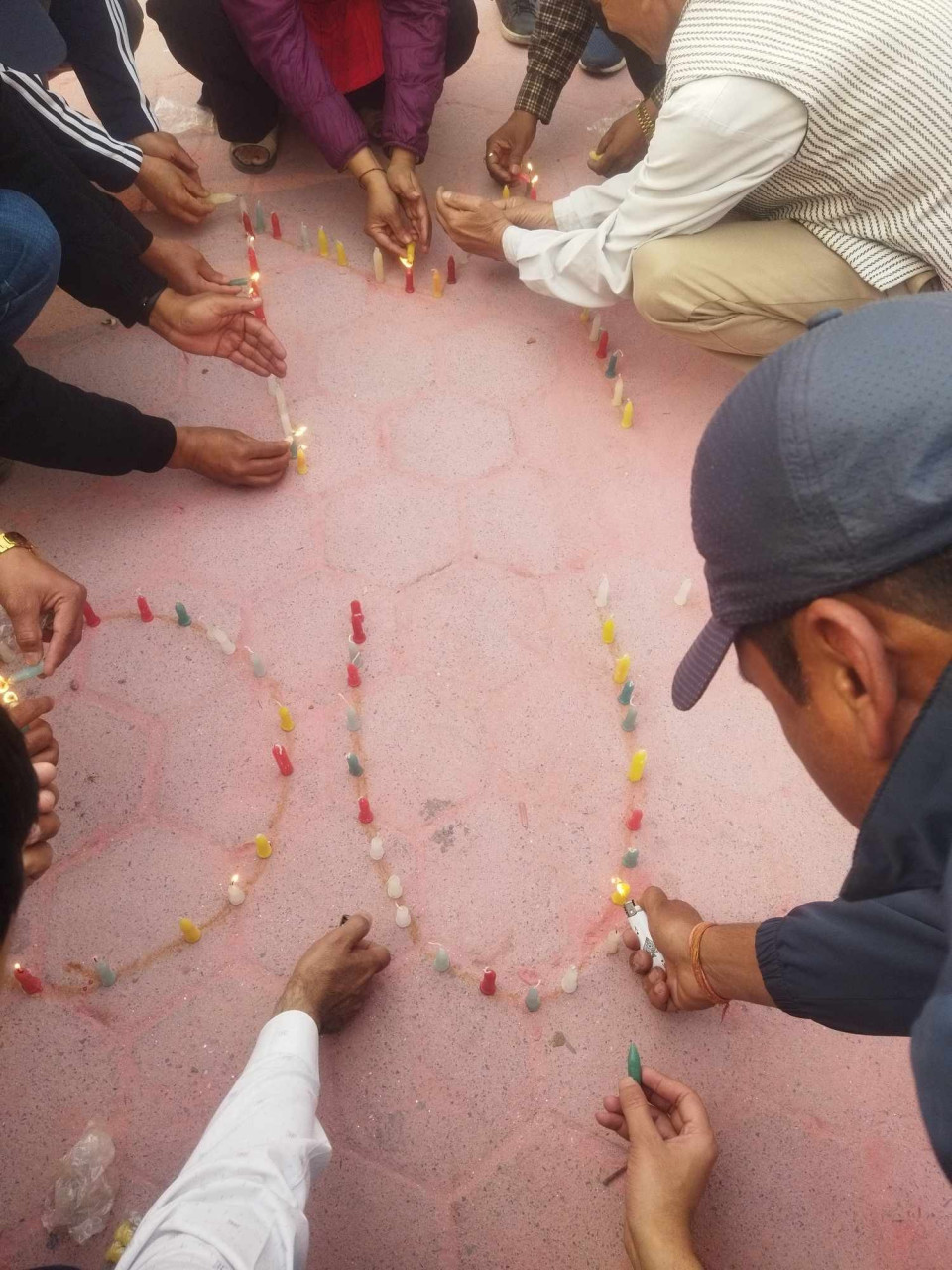 ‘एम. आउट’ भन्दै गभर्नर बहिर्गमनको खुशीमा लगानीकर्ताले गरे दीप प्रज्वलन